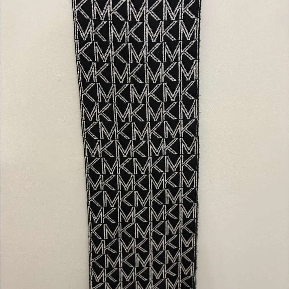 Michael Kors elegant scarf