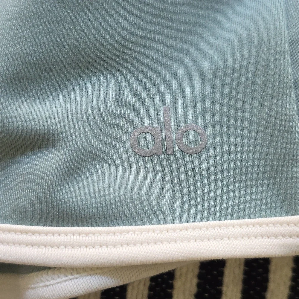 ALO Yoga chic skater