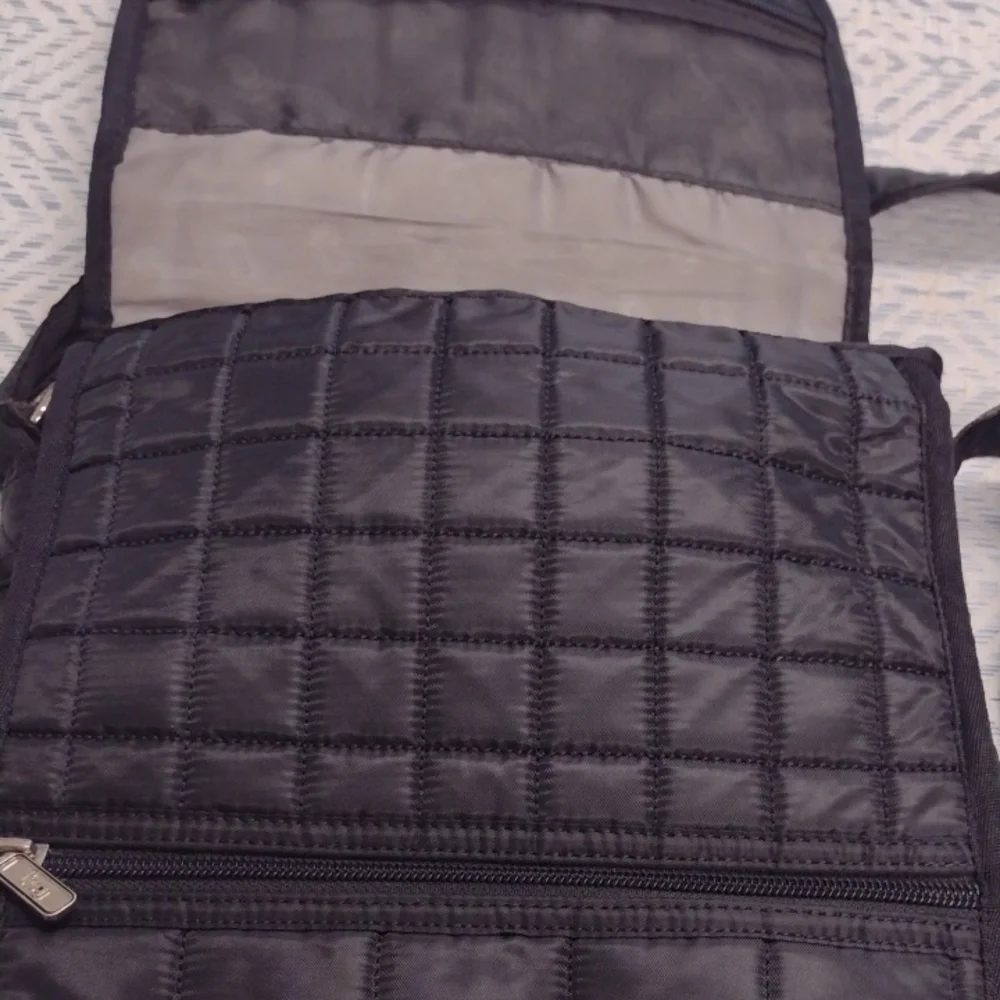 lug sleek versatile