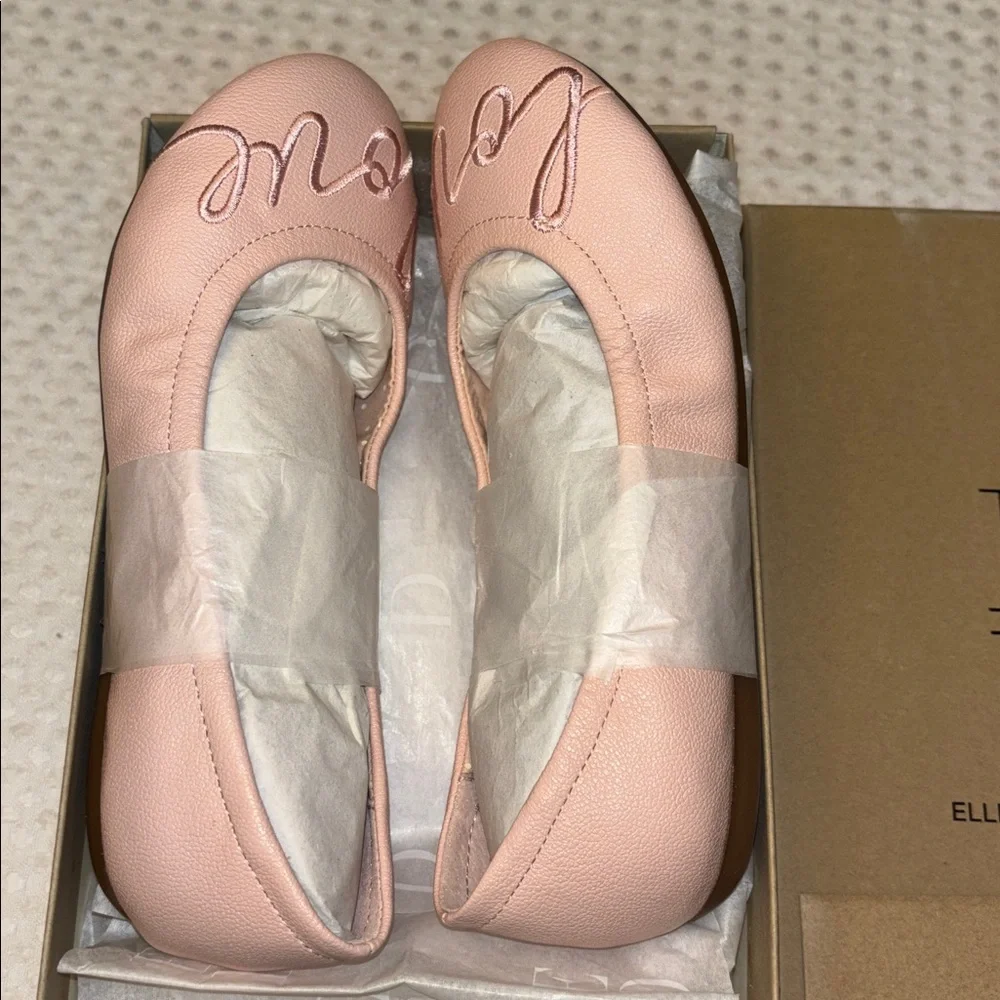 Ellen Degeneres chic pastel