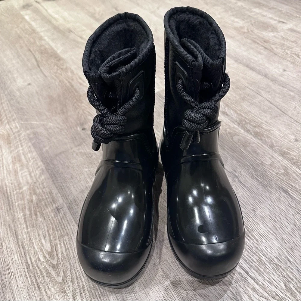 UGG Raincloud lace black boots size 6 NWT