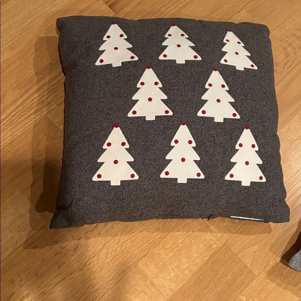 Source Unknown holiday pillows
