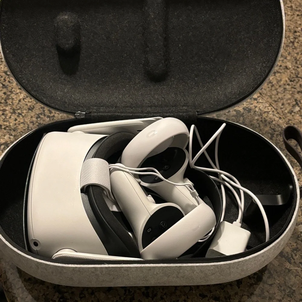 Oculus White VR Headset with Controllers