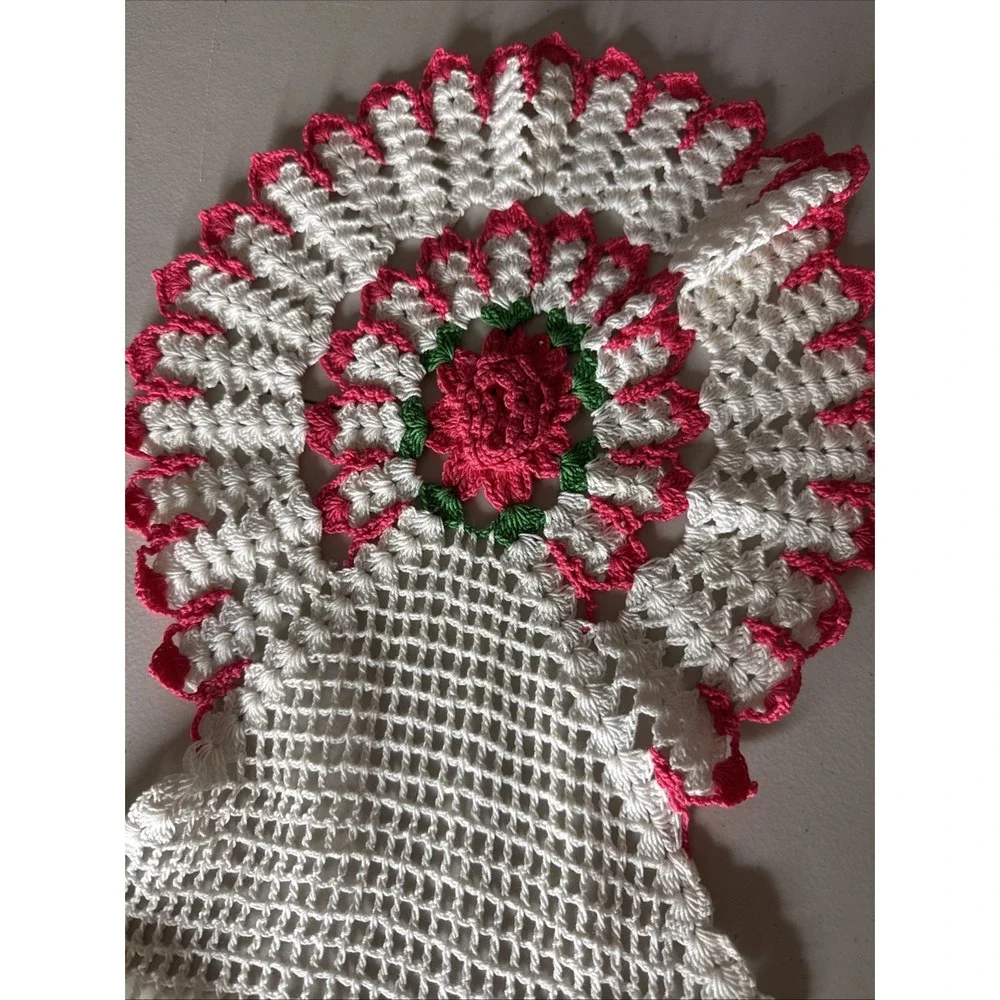 VINTAGE HAND-CROCHETED RED ROSE‎ TABLE RUNNER Cottage Core Grandma Chic