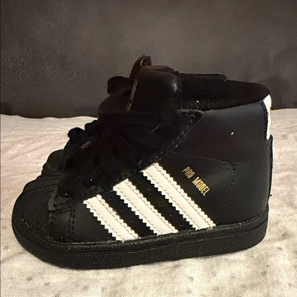 adidas chic black