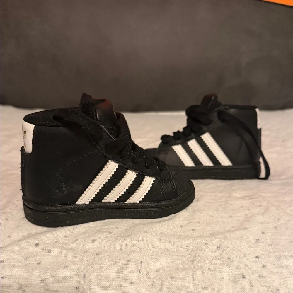 adidas chic black
