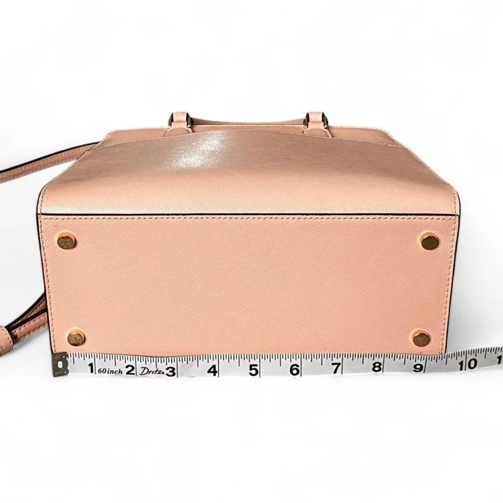 Kate Spade New York crossbody features