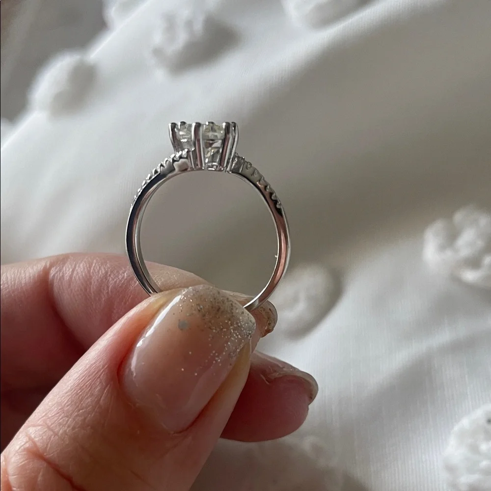 N/A elegant moissanite