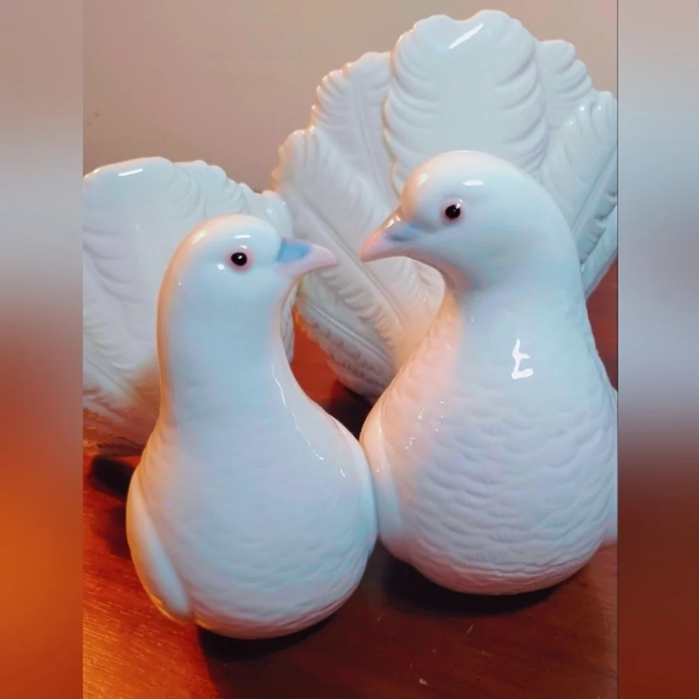 Lladro vintage kissing