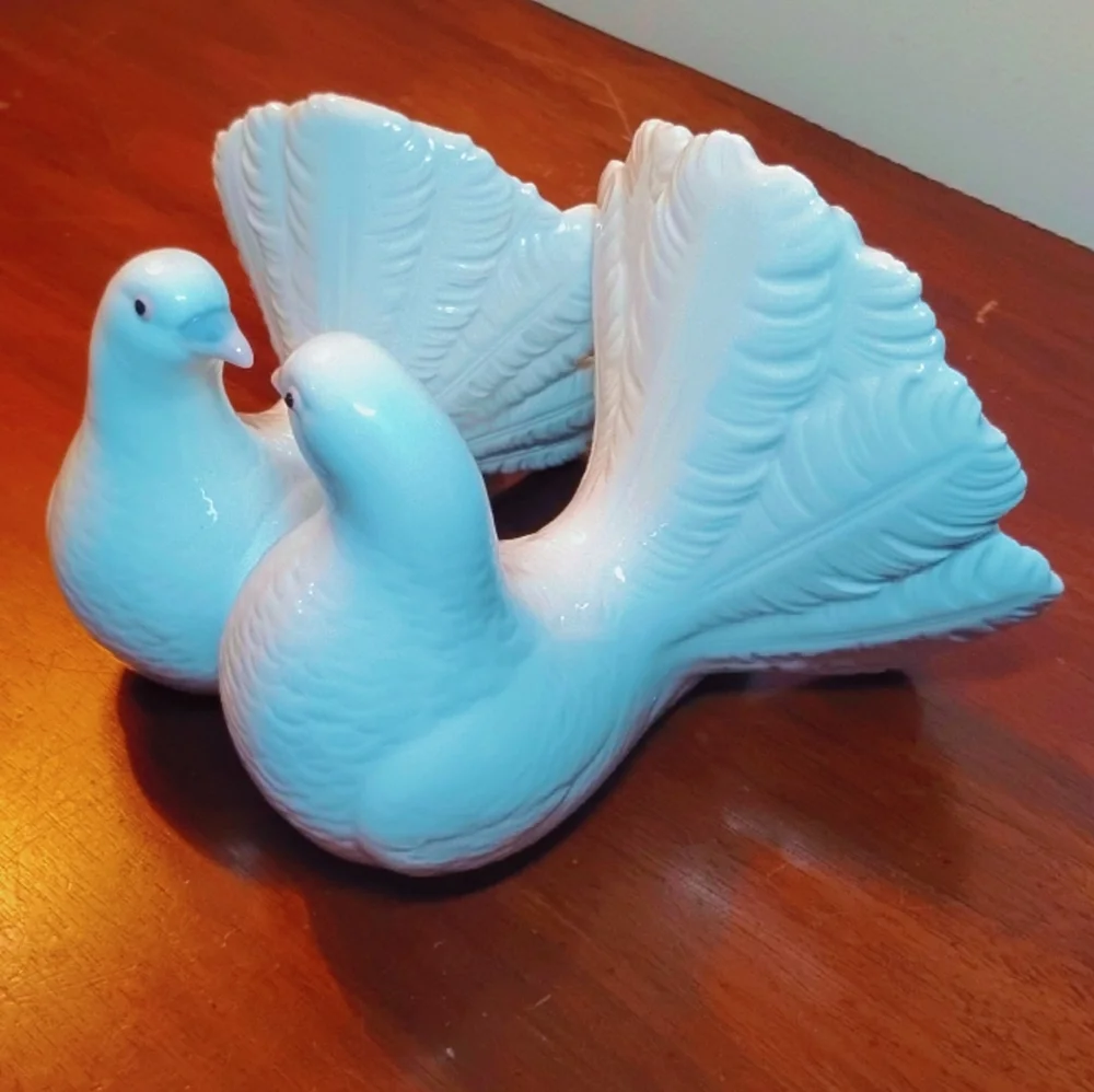 Lladro vintage kissing