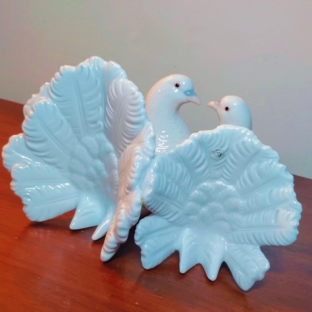 Lladro vintage kissing