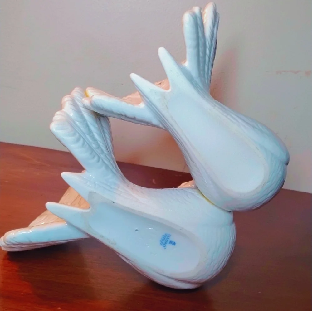 Lladro vintage kissing