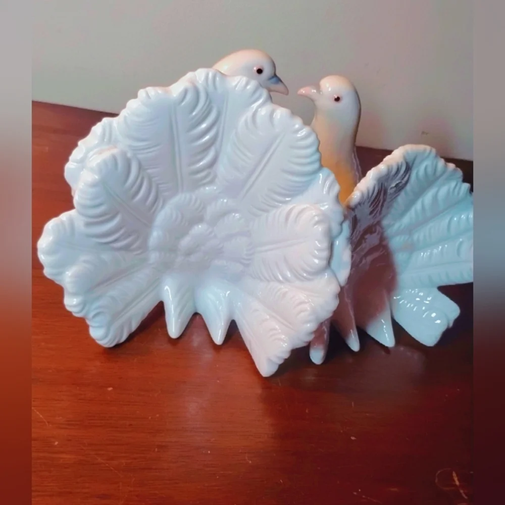 Lladro vintage kissing