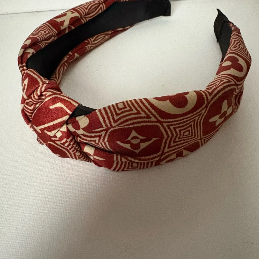 Fashion Jewelry headband returns