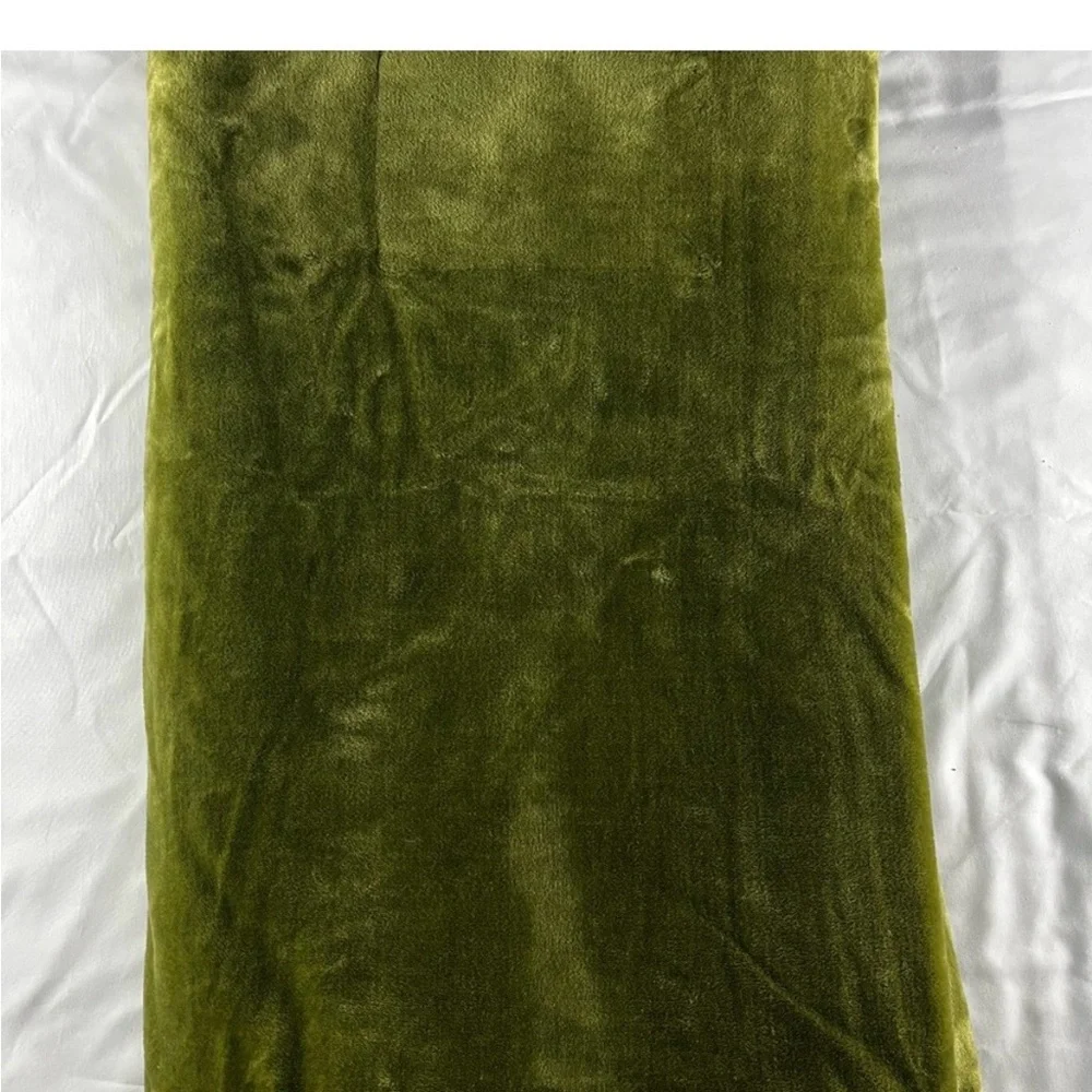 The Farmhouse 100% Polyester Soft Plush Blanket/Throw Blanket