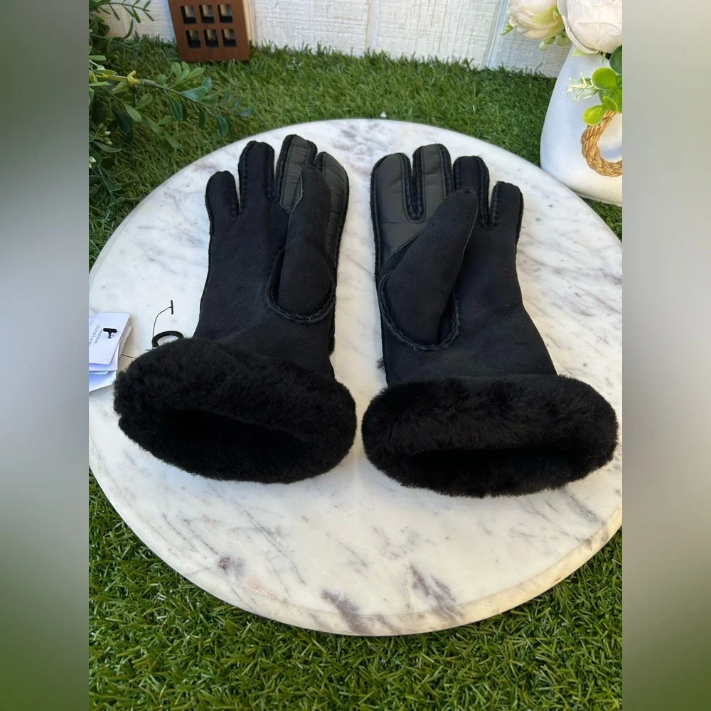 UGG Seamed Touchscreen Compatible Genuine Shearling Gloves black  $178 NEW