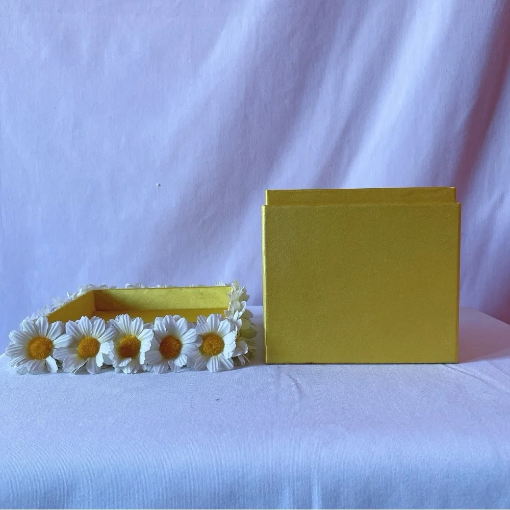 Vintage Daisies Flower Yellow Satin Box 🤍🌼🌿