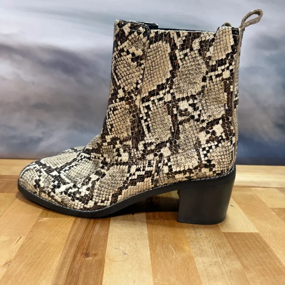 Nordstrom rack boot size 9  Ankle Boots