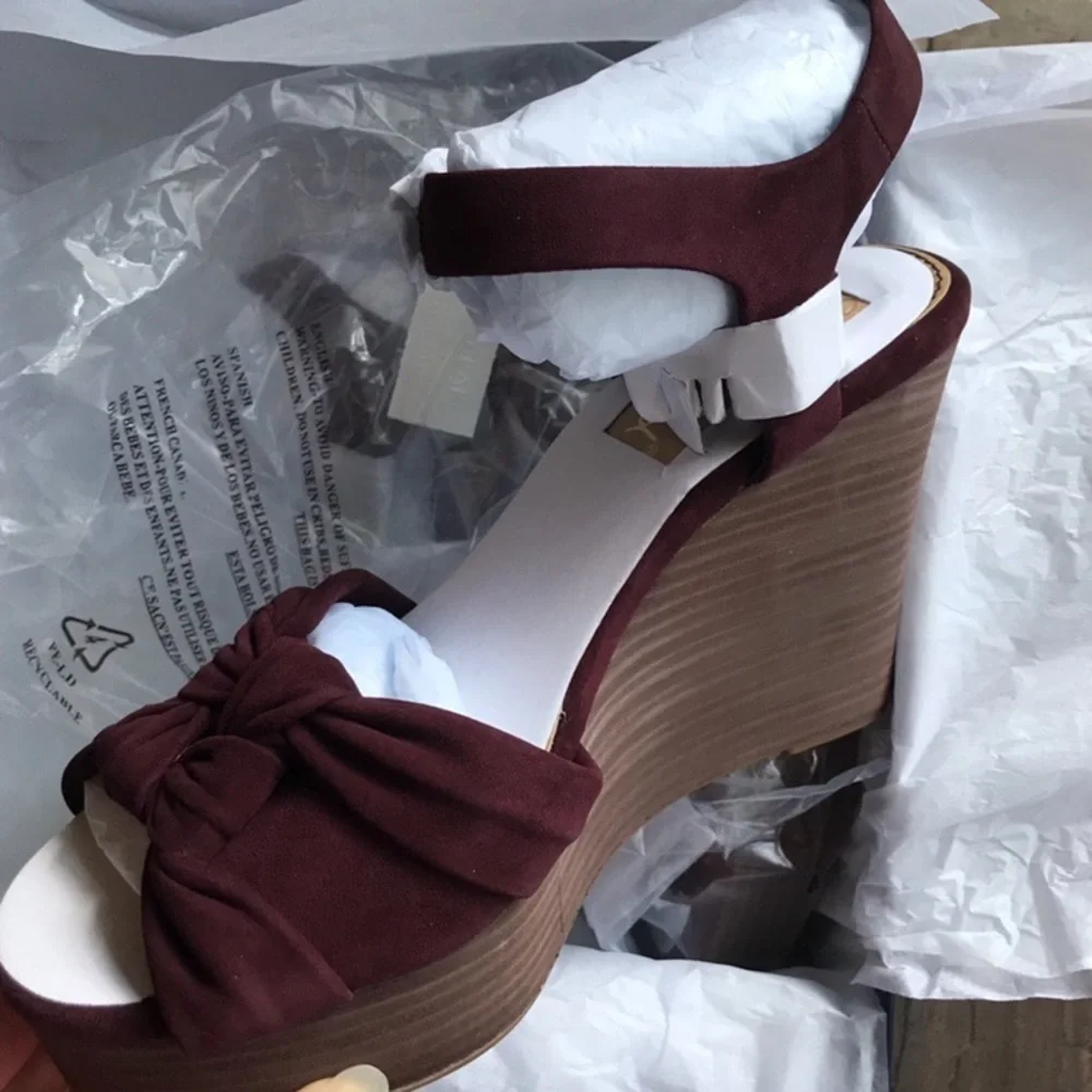 $10 wedge new