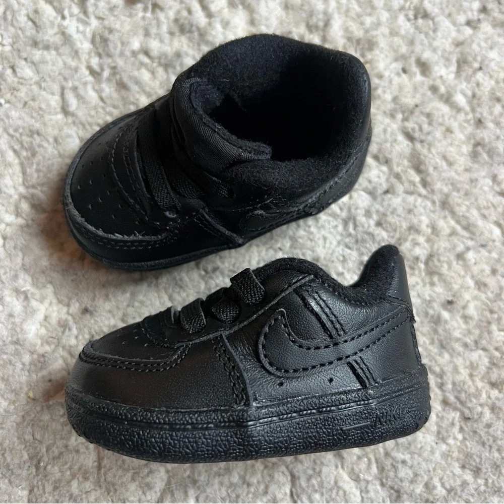 Nike solid black