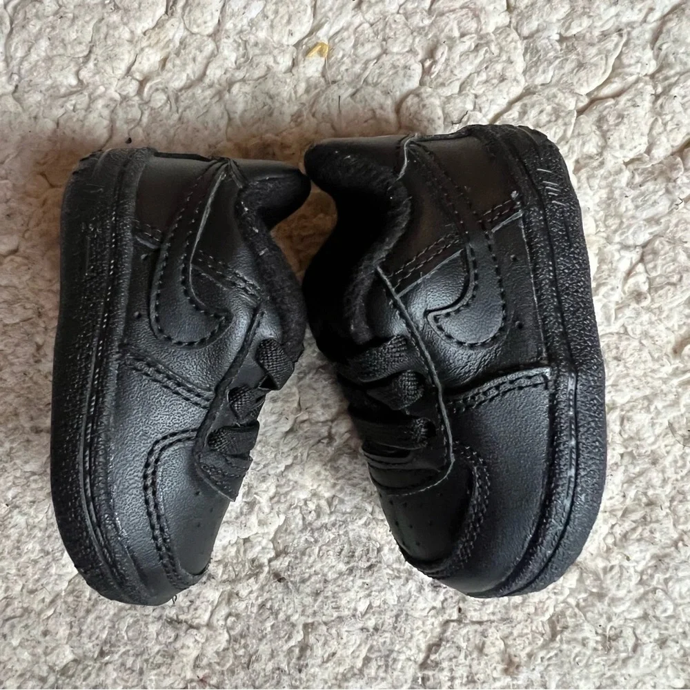Nike solid black