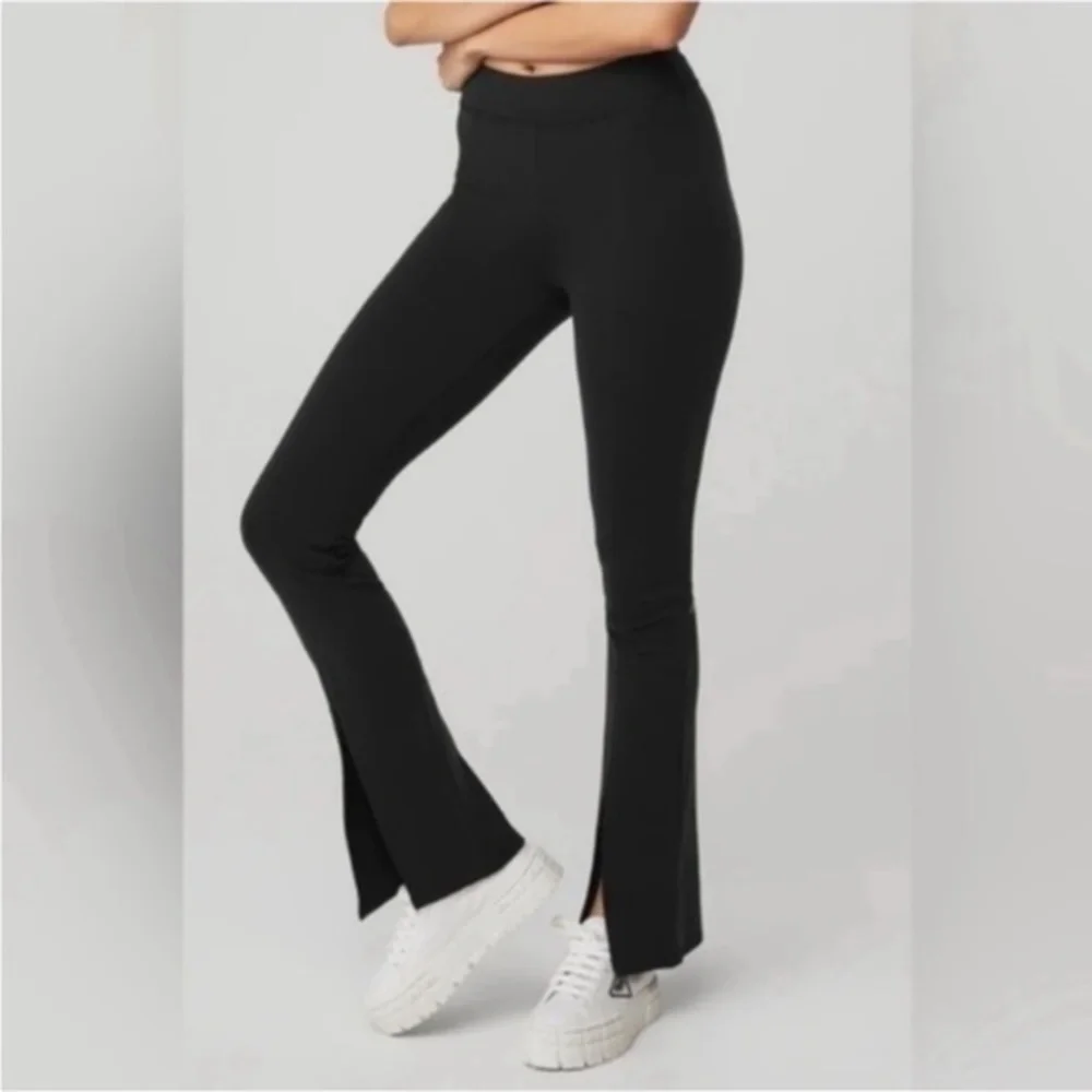 ALO Airbrush High-Waist Flutter Leggings black