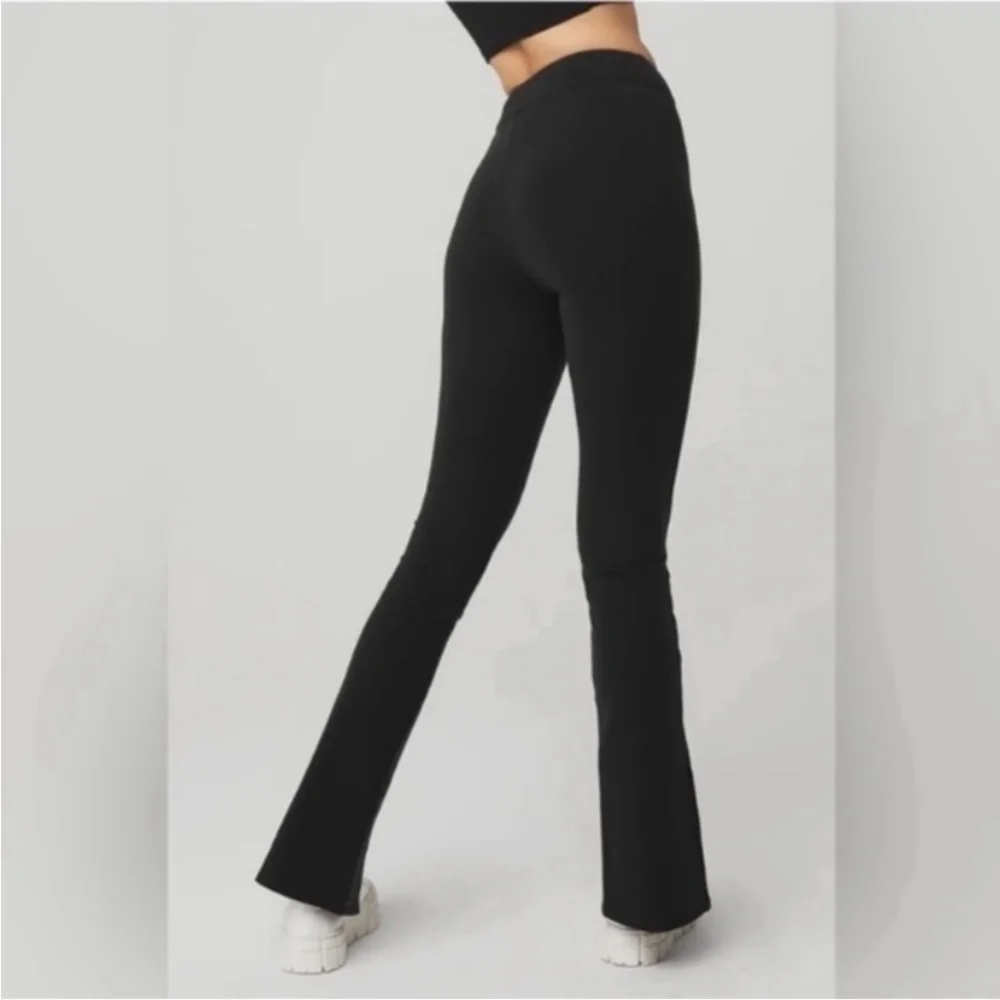 ALO Airbrush High-Waist Flutter Leggings black
