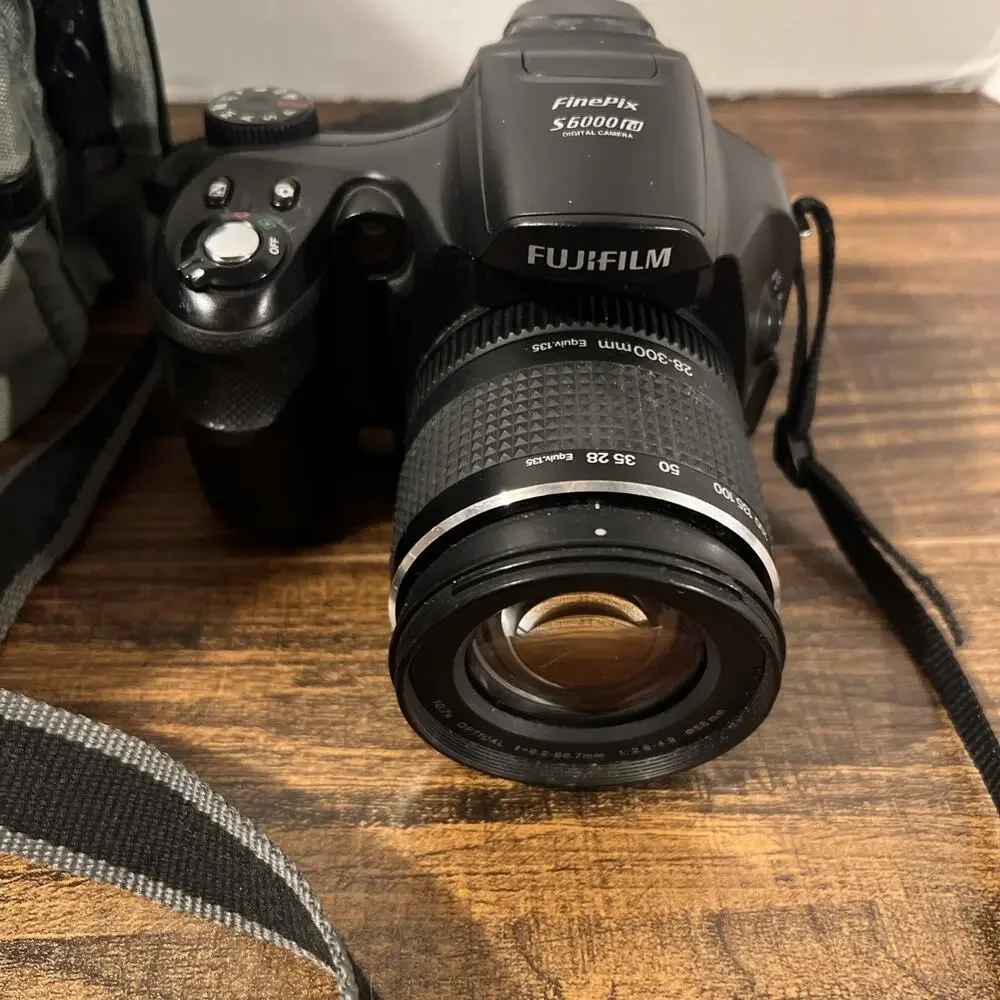 Fujifilm FinePix S Series S6000fd 6.3MP Digital Camera - Black Read W/case
