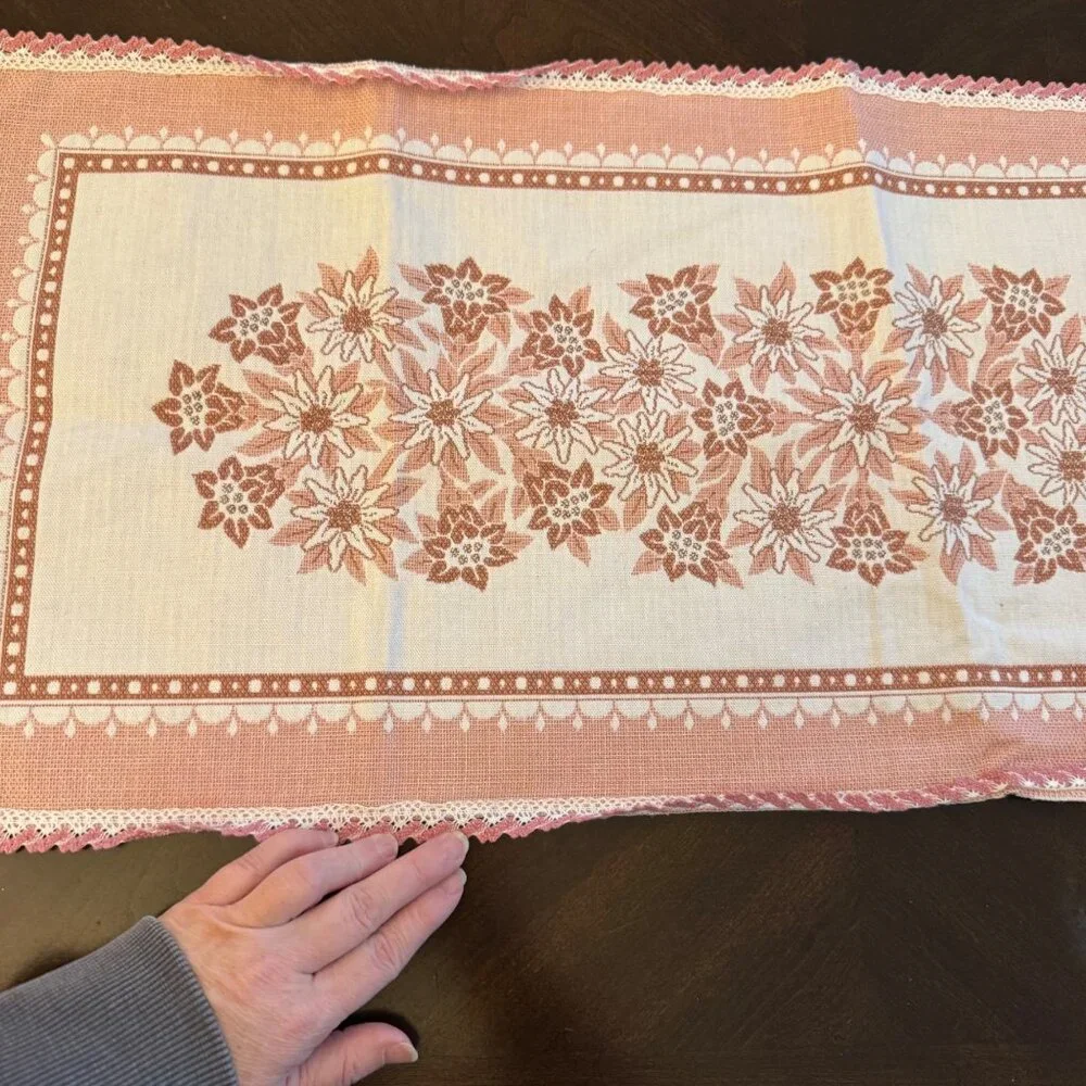 VTG Floral Lace Table Runner Pink & White Floral Designs Scalloped Edges Lace Tr