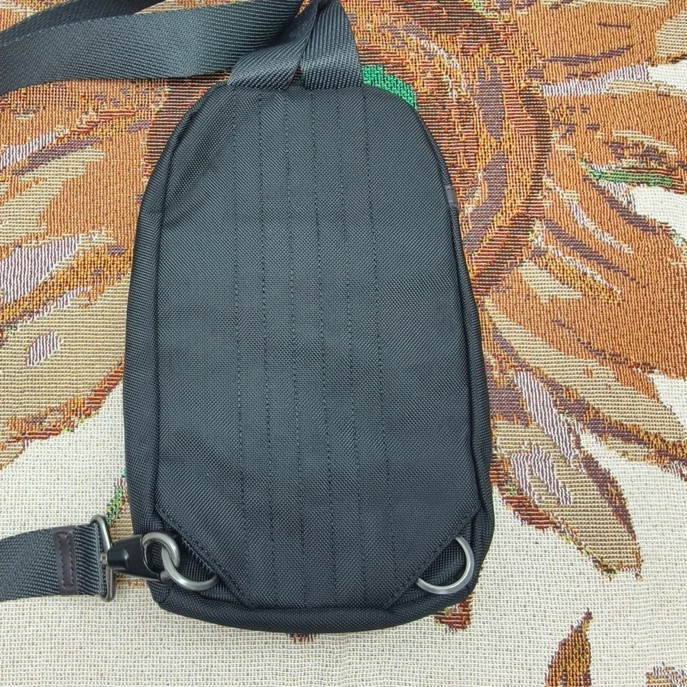 Tumi dimensions 32×18×8cm
