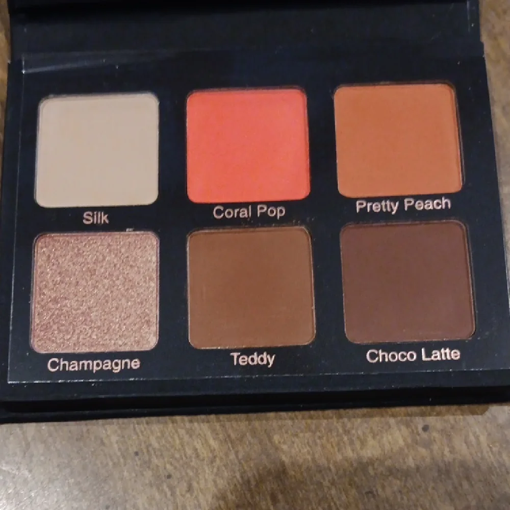 Violet Voss compact eyeshadow