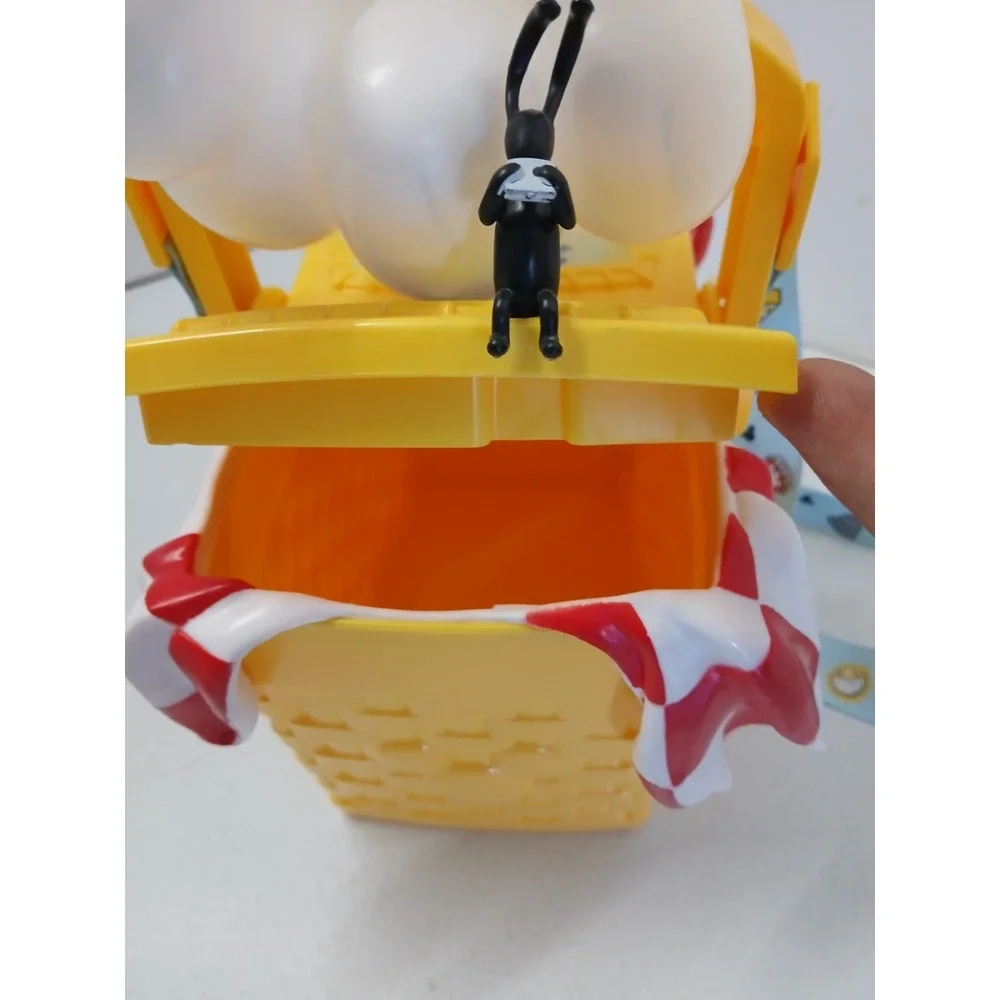 DISNEY TOON TOWN PICNIC BASKET WITH MICKEY GLOVE HANDLE