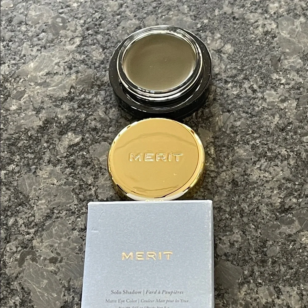 Merit Solo Shadow Matte Eye Color in Viper (warm green)