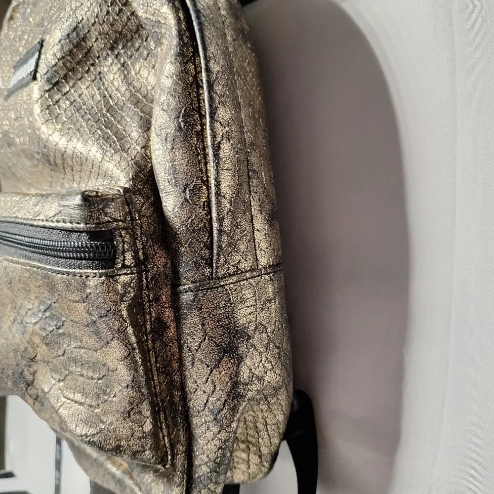 Vibedration hydration backpack