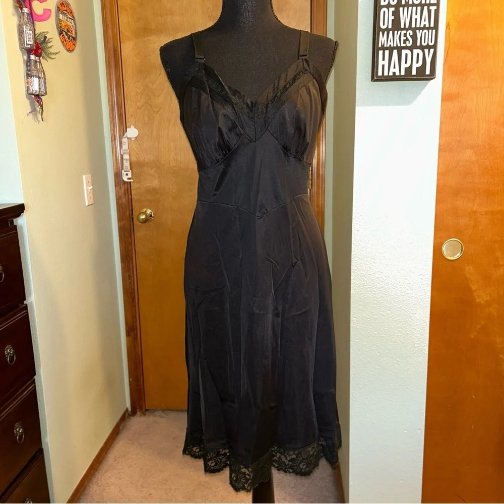 Seamprufe black vintage 50s/60s full slip lace hem size 36 average