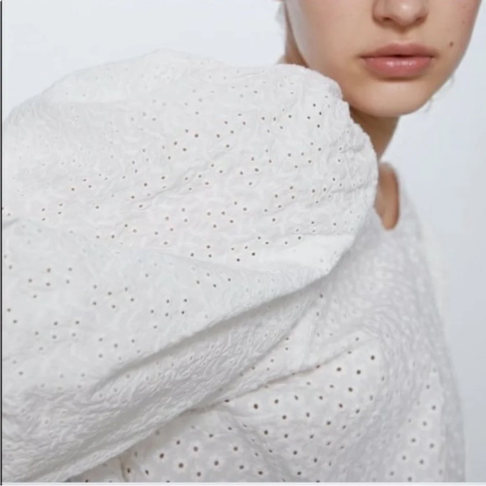 NWT Zara the Robin Blouse- White Eyelet Puff Sleeve L