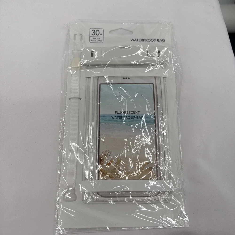 NEW IN PKG. NIP WATERPROOF BAG FOR SMARTPHONES (Non Max/Pro Size)