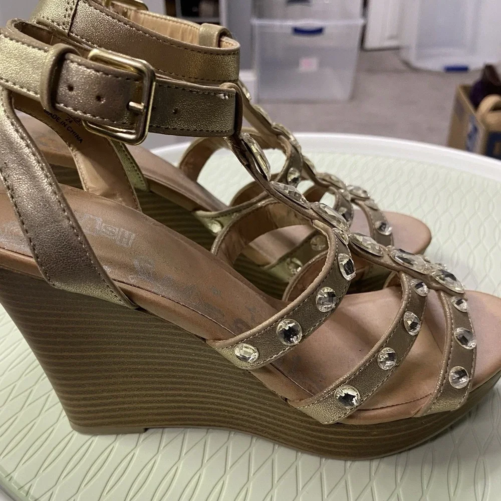 Brash strappy wedge