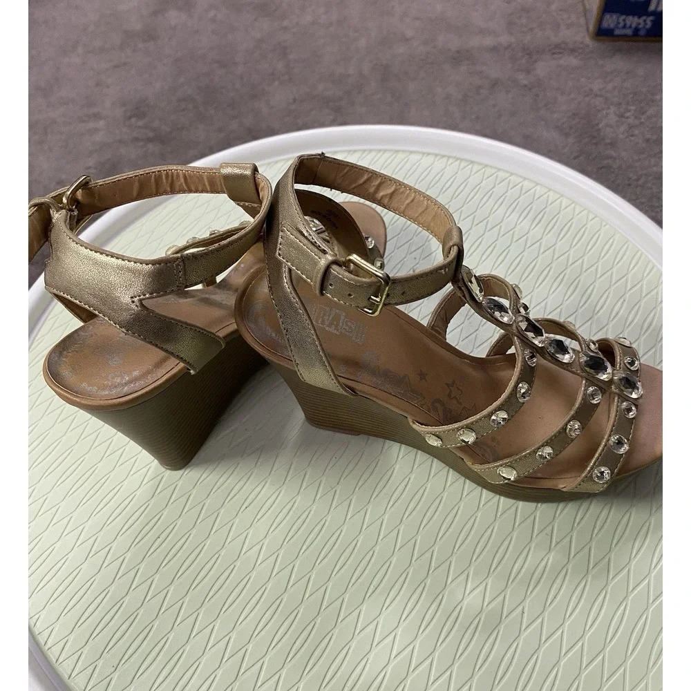 Brash strappy wedge