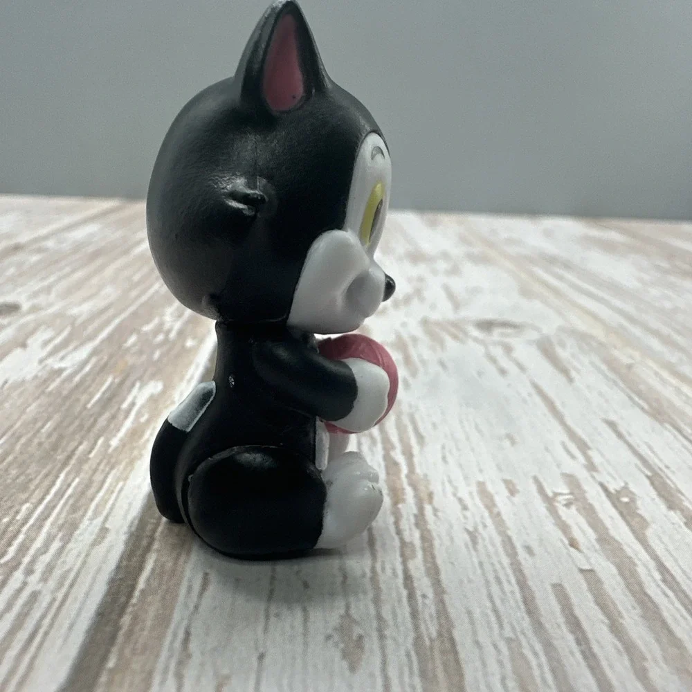 Disney Junior Minnie Mouse Pet Figaro Black Cat Pink Ball of Yarn 1.75