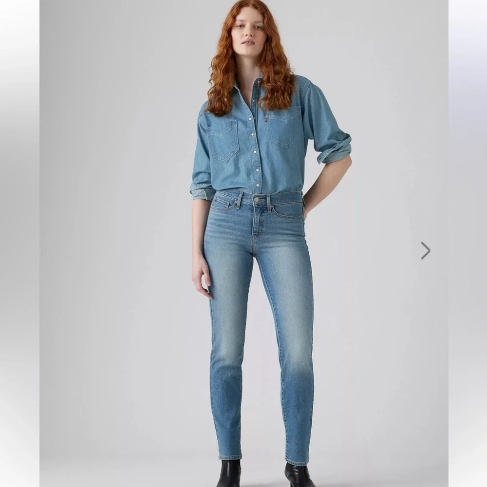 Levi's 314 Light Blue Shaping Straight Women’s Jeans Mid-Rise Size 33x30