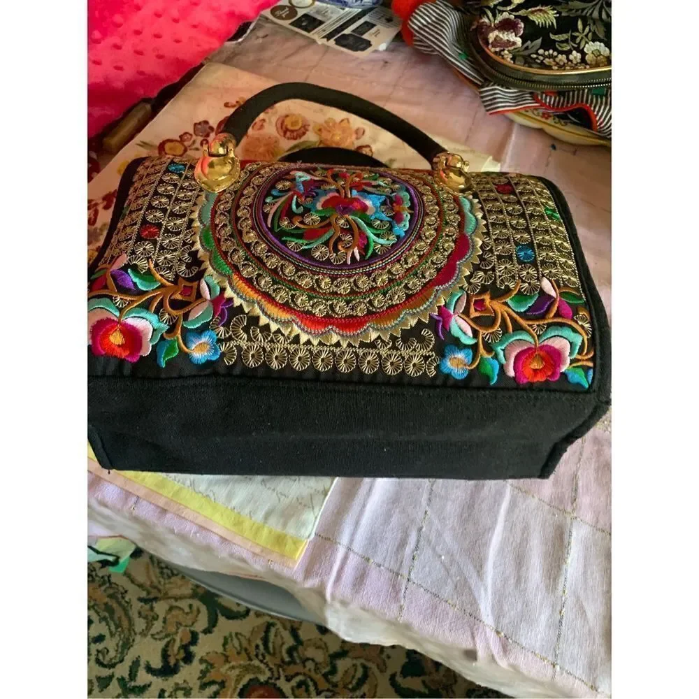 No Brand this embroidery