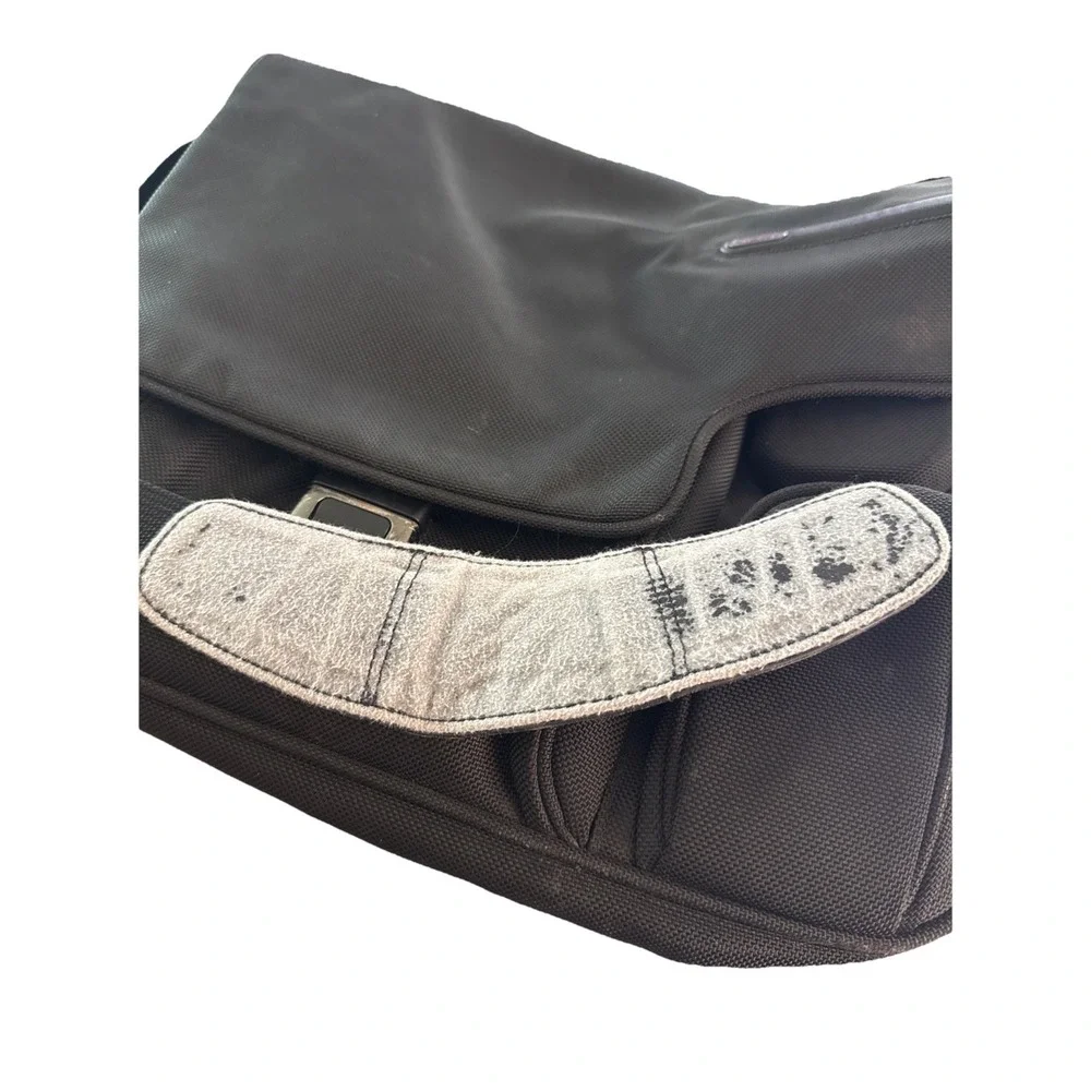 Tumi Shoulder Bag 26175D4 Black Cut Out Flap Messenger Alpha Bag Expandable