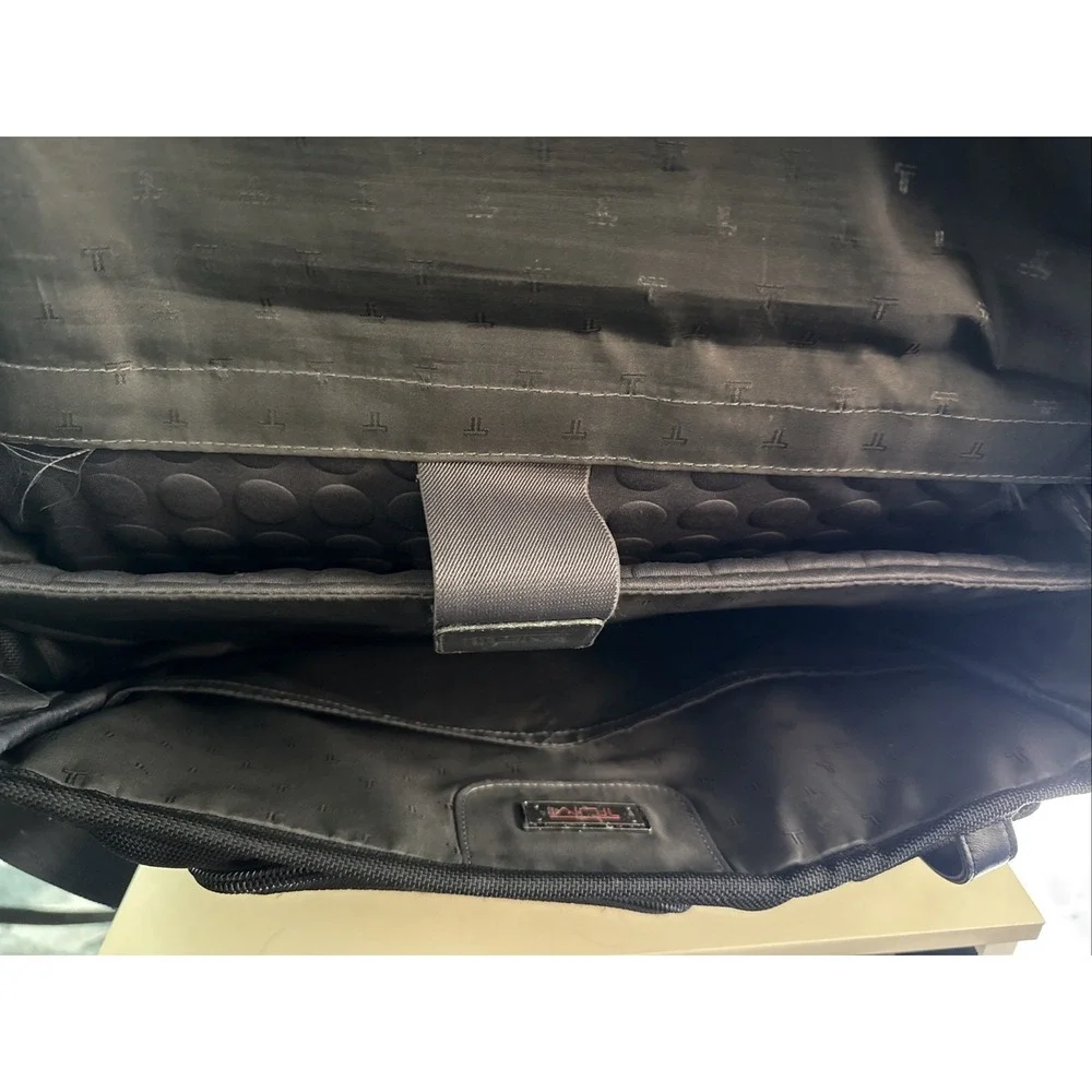 Tumi Shoulder Bag 26175D4 Black Cut Out Flap Messenger Alpha Bag Expandable
