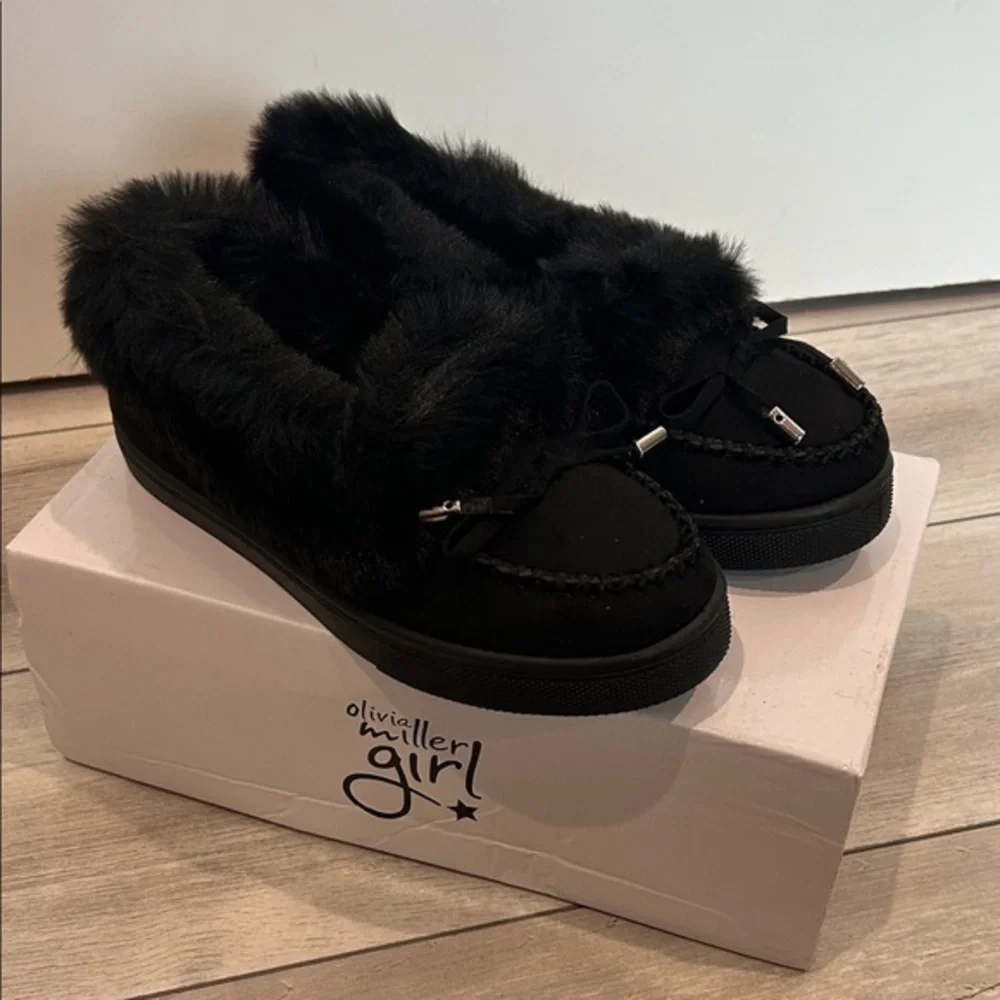 Olivia Miller Girl! Black faux fur lined slip on moccasins shoes size 2