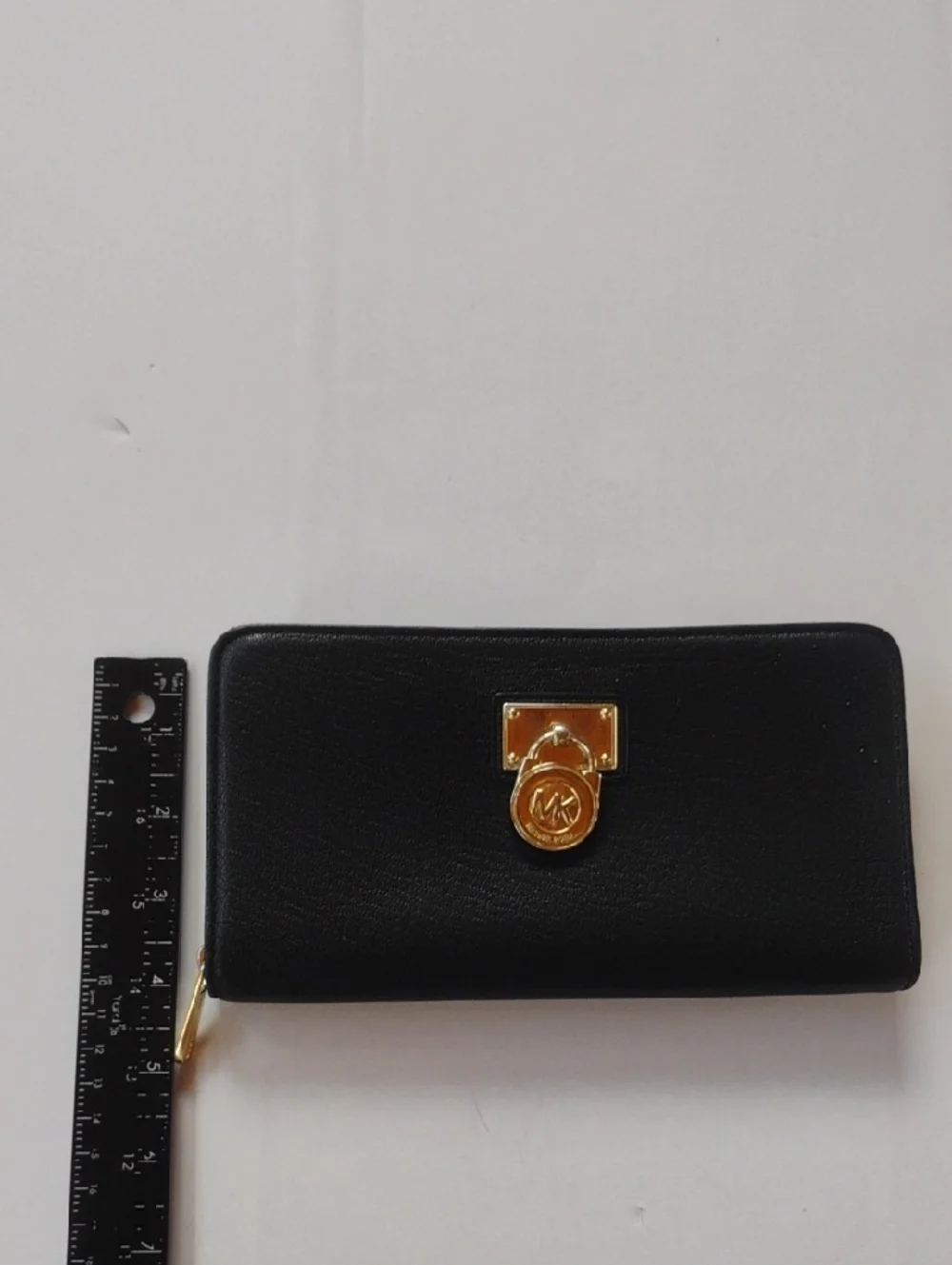 Michael Kors zip around