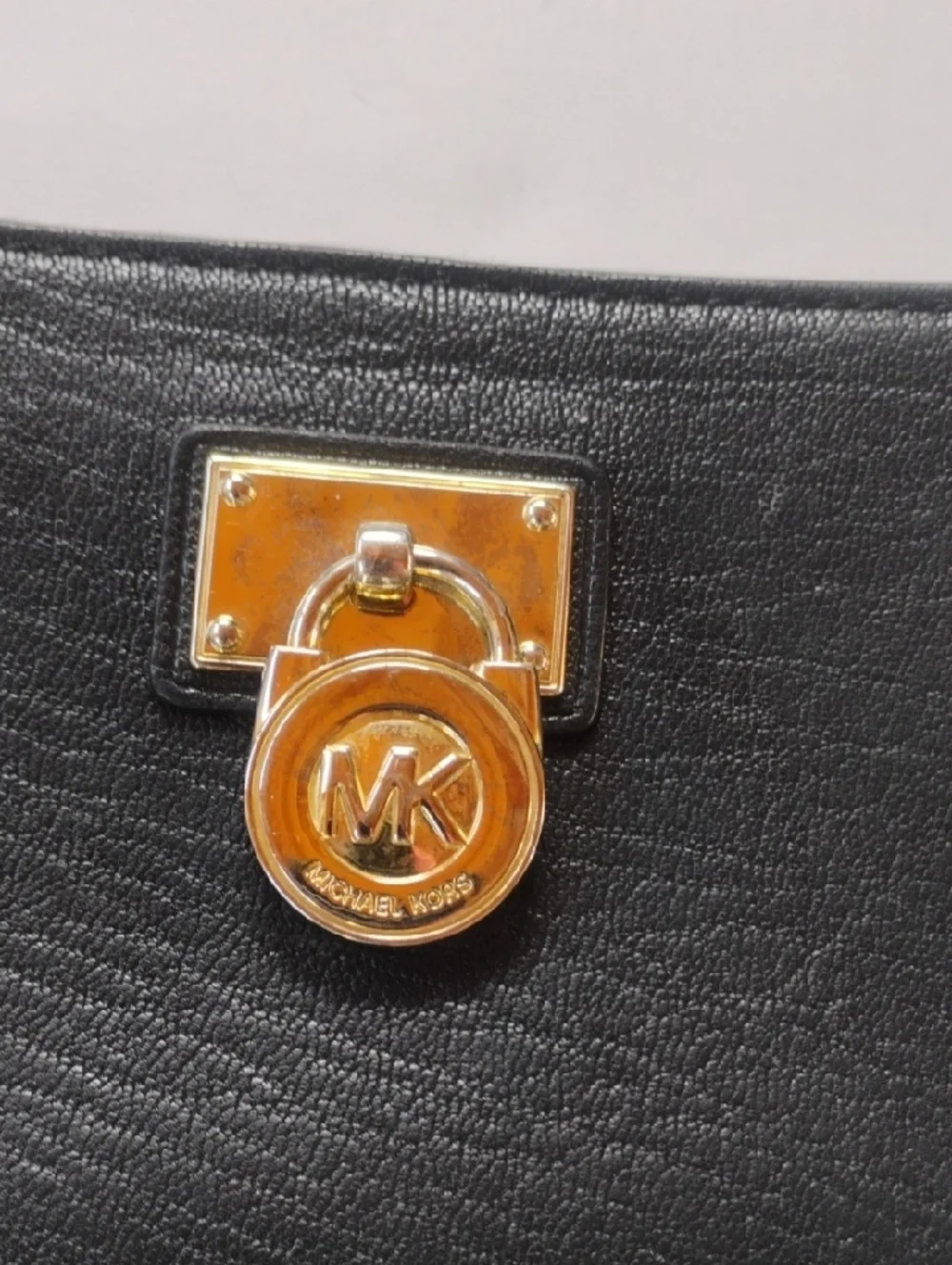 Michael Kors zip around