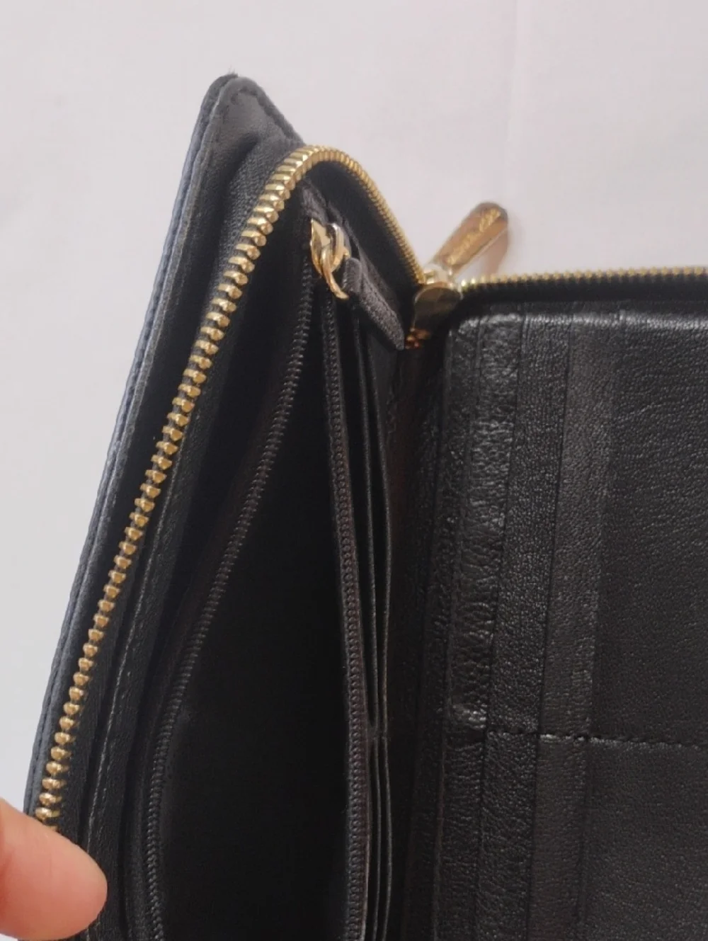 Michael Kors zip around