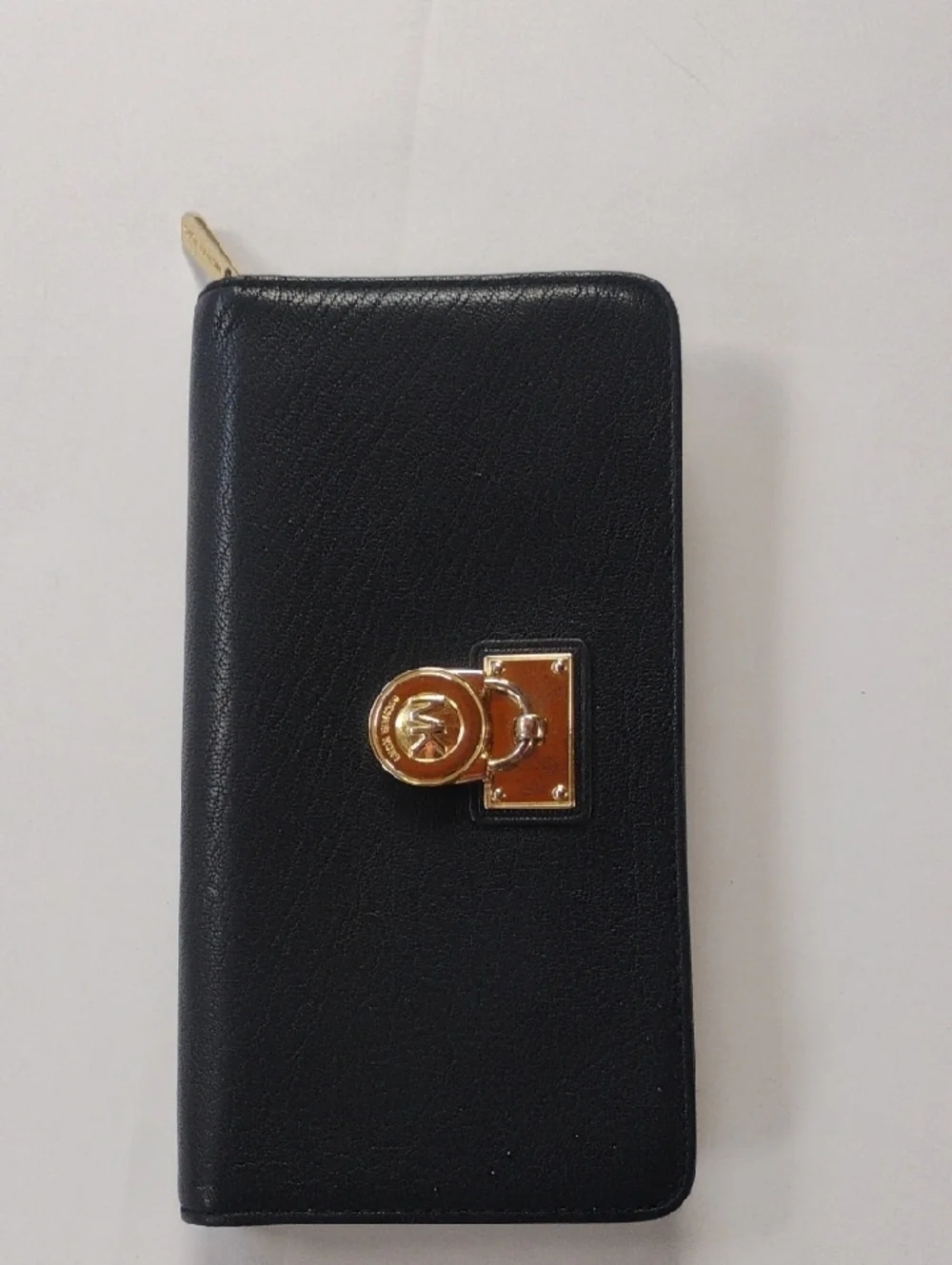 Michael Kors zip around
