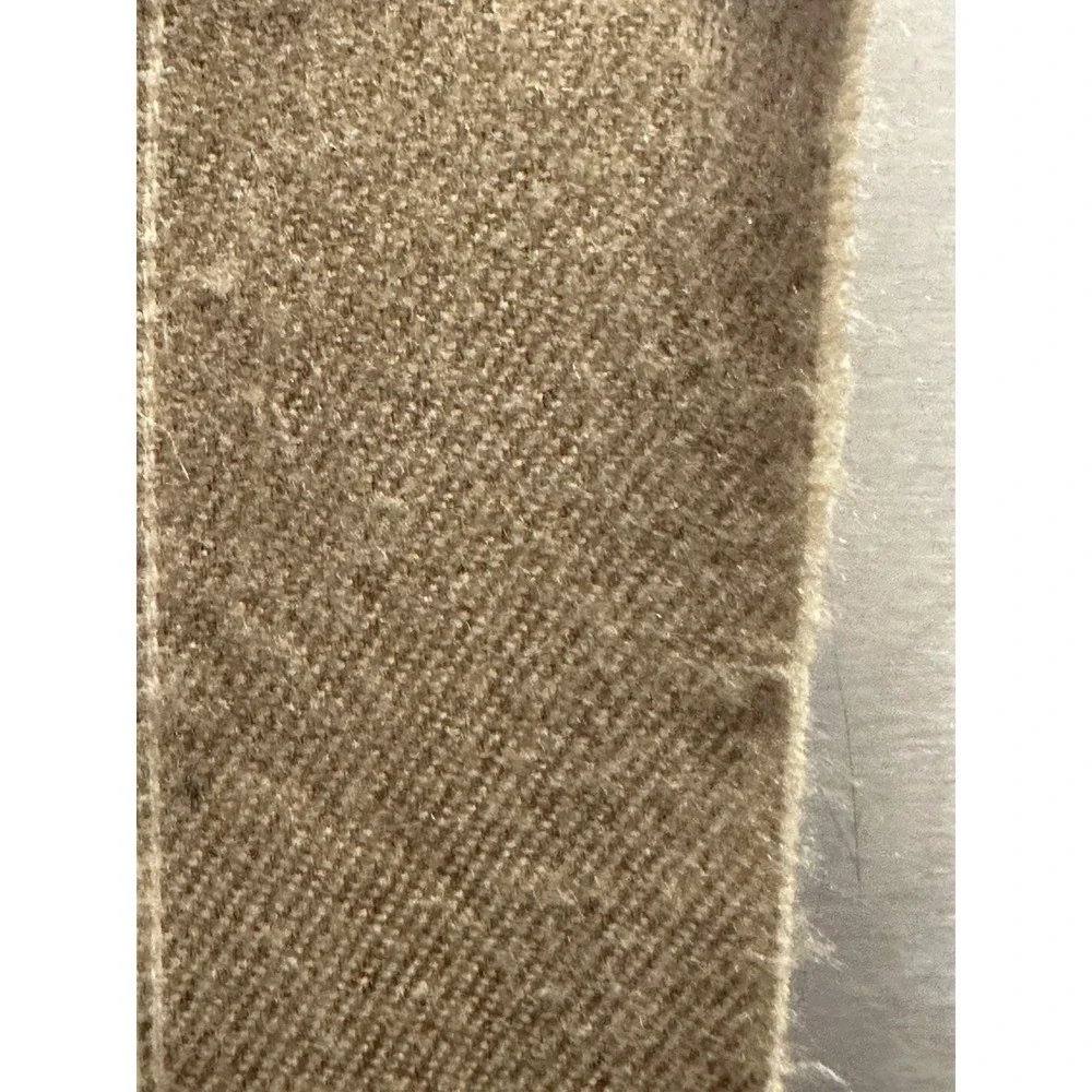 Dior logo accents